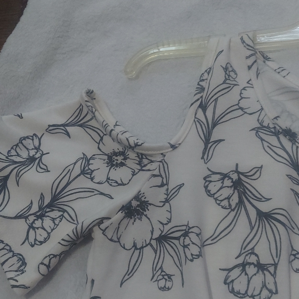 5/$10 Acting Pro White Floral Cold-Shoulder Blouse - Picture 7 of 15